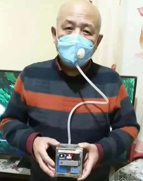 配备了空气过滤器和扩音装置的防病毒口罩 配备了空气过滤器和扩音装置的防病毒口罩